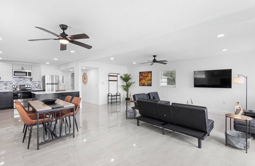 Oviedo Casa | 3BR Oviedo Escape Cozy Vibes Pet Friendly