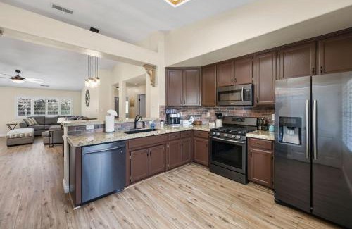Greenacres Casa | Relaxing 4BR 2BA Sleeps 8 Family Friendly