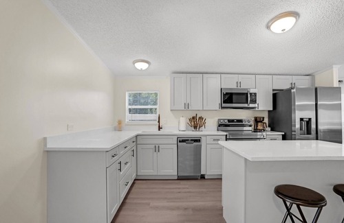Groveland Cabaña | Relaxing 4br Hideaway In Groveland 4 Bedroom Cottage by RedAwning