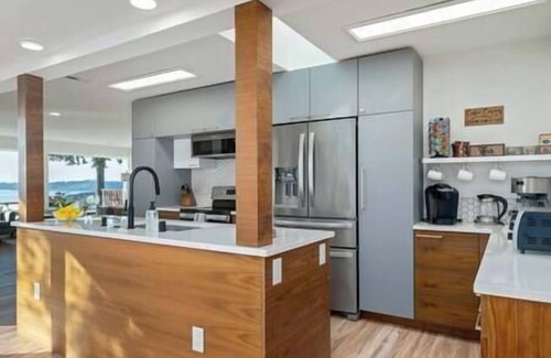University Place Casa | Relaxing 5 BDRM, 4 BA Retreat w/ Water Views, Newly Remodeled & Spacious Home