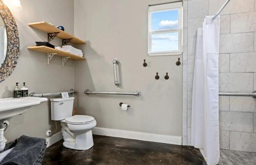 Dripping Springs Casa | Relaxing Accessible Cottage with Outdoor Fireplace for a Peaceful Getaway near Austin, Texas