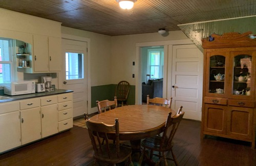 Hermann Otro | Relaxing and cozy farmhouse a few miles from the town of Hermann!