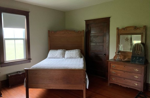 Hermann Otro | Relaxing and cozy farmhouse a few miles from the town of Hermann!