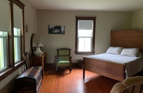 Hermann Otro | Relaxing and cozy farmhouse a few miles from the town of Hermann!