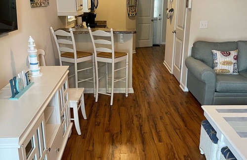 Myrtle Beach Cabaña | Relaxing and Cozy Cottage, only a block from the beach!