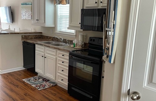 Myrtle Beach Cabaña | Relaxing and Cozy Cottage, only a block from the beach!