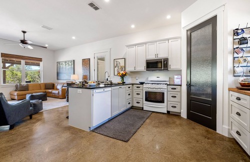 Austin Casa | Relaxing Austin Stay | Charming House on 5 Quiet Acres