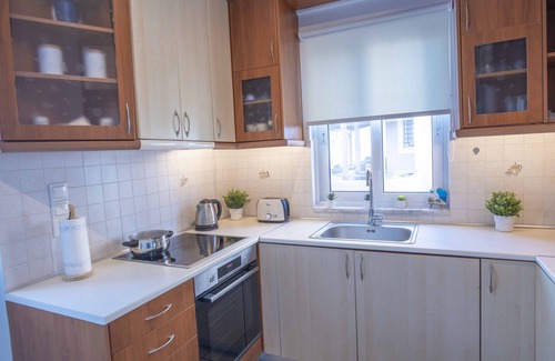 Nea Makri Condominio | Relaxing beach home next to sparkling waters