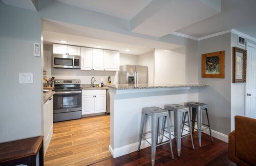 Haymarket Apartamento | Relaxing Blue Ridge Mountain Getaway w/ Tesla Charger + Porch Area