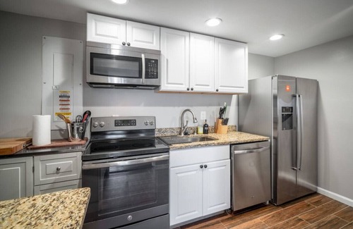 Haymarket Apartamento | Relaxing Blue Ridge Mountain Getaway w/ Tesla Charger + Porch Area