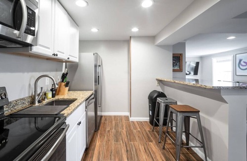 Haymarket Apartamento | Relaxing Blue Ridge Mountain Getaway w/ Tesla Charger + Porch Area