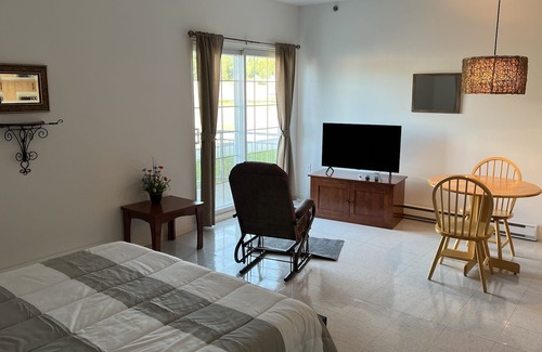 Saint-Marc-du-Lac-Long Apartamento | Relaxing Getaway with Spectacular Views