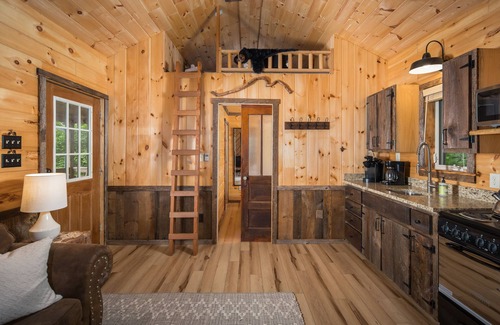 Deep Gap Cabina | Relaxing cabin getaway only minutes from the Blue Ridge Parkway. Pet friendly!