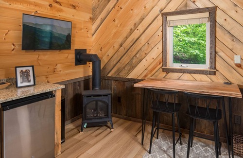 Deep Gap Cabina | Relaxing cabin getaway only minutes from the Blue Ridge Parkway. Pet friendly!
