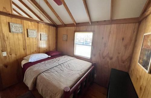 Bloomington Casa | Relaxing Cabin in Bloomington