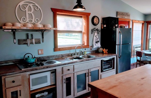 Vienna Cabina | Relaxing Cabin Retreat with Firepit and Large Party Deck
