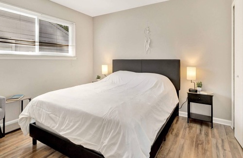 Hazel Park Casa | Relaxing & Charming Home in Hazel Park w/ Backyard