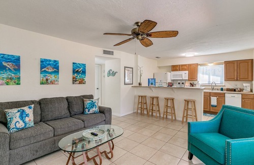Cocoa Beach Casa | Relaxing Cottage blocks to Downtown, Beach, & River~Kayaks & bikes are provided!