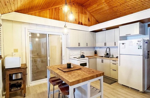 Rideau Lakes Cabaña | Relaxing cottage on the shores of Upper Rideau Lake.