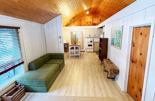 Rideau Lakes Cabaña | Relaxing cottage on the shores of Upper Rideau Lake.