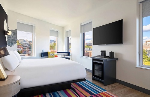 Portland Hotel | Relaxing Couple Pet-Friendly Stay | Seafood & Portland Attractions