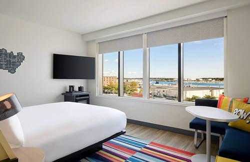Portland Hotel | Relaxing Couple Pet-Friendly Stay | Seafood & Portland Attractions