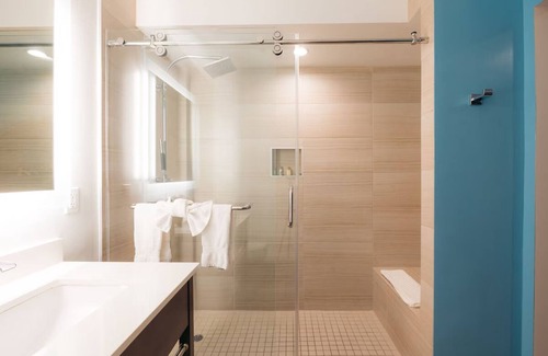 Harbor Hotel | Relaxing Couple Retreat Close to The Queen Mary | Hotel w/ Heated Pool
