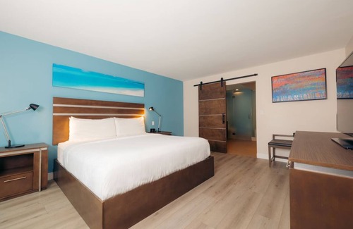 Harbor Hotel | Relaxing Couple Retreat Close to The Queen Mary | Hotel w/ Heated Pool
