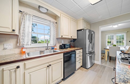 Fort King District Casa | Relaxing, Cozy 3 BR King Suite Pool Home! Modern finishings & Design!