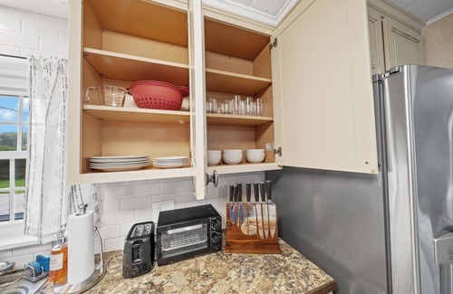 Fort King District Casa | Relaxing, Cozy 3 BR King Suite Pool Home! Modern finishings & Design!