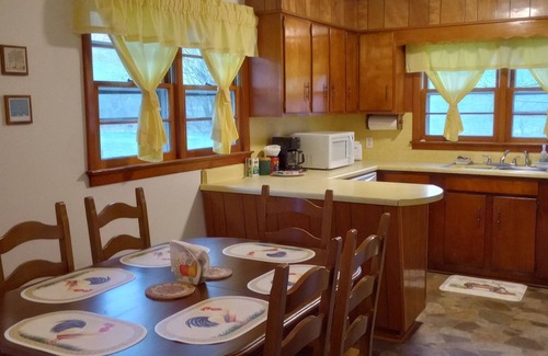 Abingdon Casa | FAMILIA AMIGABLE, MUCHA HABITACIÓN EN 3 ACRE DE HERMOSA HIERBA, FLORES, ÁRBOLES.