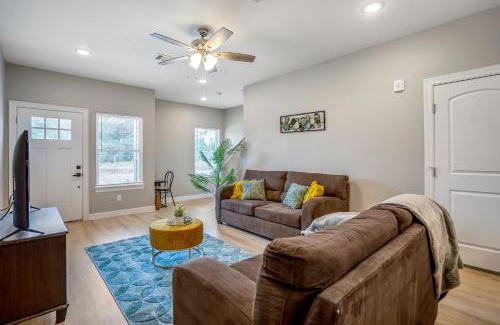 North Houston Casa | Relaxing Cozy Getaway in Gated Community near Greater Heights