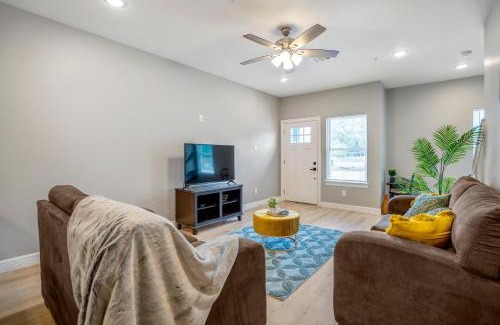 North Houston Casa | Relaxing Cozy Getaway in Gated Community near Greater Heights