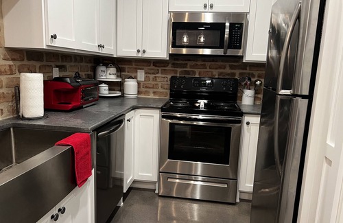 Hendersonville Apartamento | Relaxing Creekside Private Guest Suite w/ Kitchen