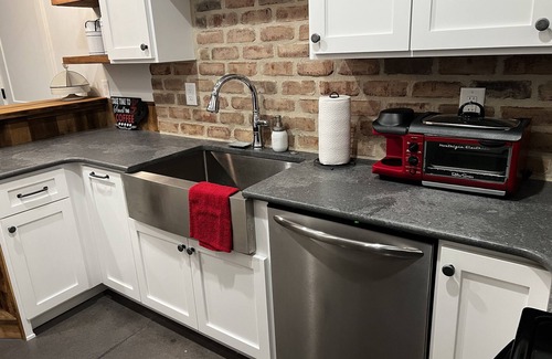 Hendersonville Apartamento | Relaxing Creekside Private Guest Suite w/ Kitchen