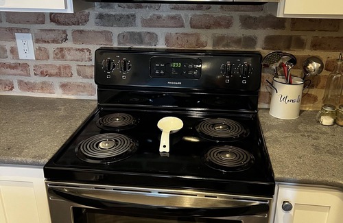 Hendersonville Apartamento | Relaxing Creekside Private Guest Suite w/ Kitchen