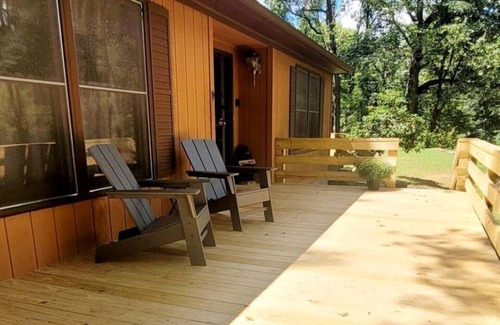 Bristol Cabina | Relaxing Creekside Retreat - Firepit, Outdoor Dining, Creek View, Sleeps 4