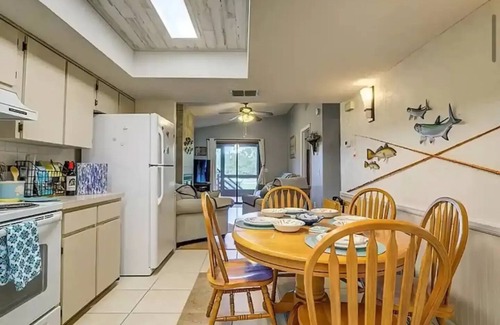 Homosassa Casa | Relaxing Escape-Charming 2-bedroom house in Homosassa on the water with WiFi