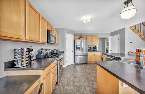 Seven Hills Casa | Relaxing Escape: HotTub, Gameroom, Large Living Room, EV, BBQ, Yard; Pets OK