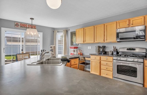 Seven Hills Casa | Relaxing Escape: HotTub, Gameroom, Large Living Room, EV, BBQ, Yard; Pets OK