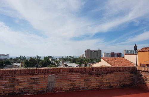 Lázaro Cárdenas Apartamento | Relaxing Escape in a Local Neighborhood w/ Rooftop –Near Zona Romantica & Beach