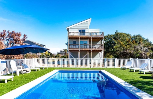 Emerald Isle Casa | Relaxing Family Retreat · Poolside Duplex Near the Beach
