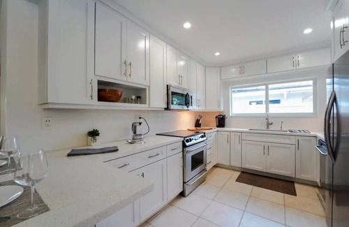Coral Heights Casa | Relaxing Family vacation with Pool near Cruise, Airport, beach, downtown