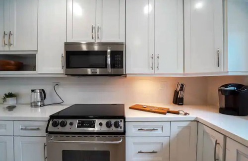 Coral Heights Casa | Relaxing Family vacation with Pool near Cruise, Airport, beach, downtown