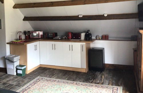 Saint-Cyr-du-Bailleul Apartamento | Relaxing, tranquil studio space within a large garden, huge bed. Good internet