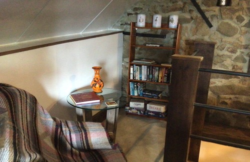 Saint-Cyr-du-Bailleul Apartamento | Relaxing, tranquil studio space within a large garden, huge bed. Good internet