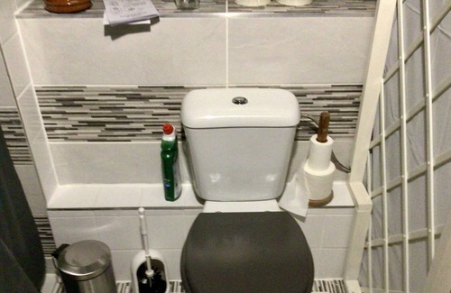 Saint-Cyr-du-Bailleul Apartamento | Relaxing, tranquil studio space within a large garden, huge bed. Good internet