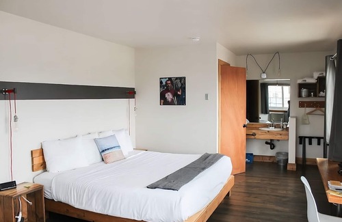 Seaside Gilbert District Hotel | Relaxing Getaway Awaits! Indoor Swimming Pool, Free Parking, Near Columbia Beach