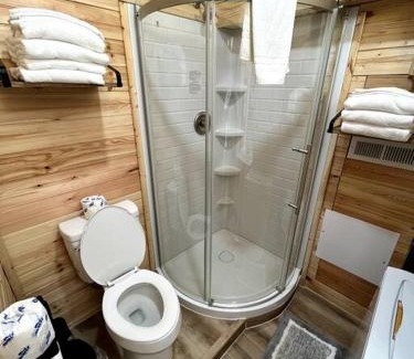 Newport Chalet De Esquí | Relaxing Getaway Earth Cabin