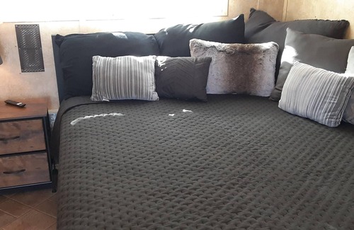 Spring Branch Alquiler De RV | Relaxing Getaway Private Room Queen Bed and AC